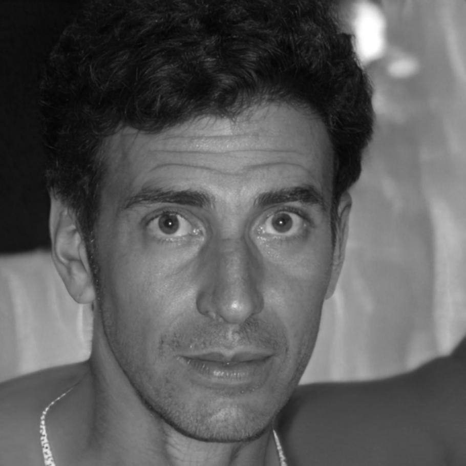 Retrato profesional de Aurelio Mendoza